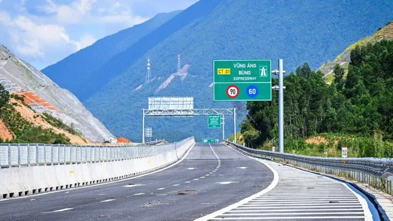 Kỹ sư đang giám sát quá trình lắp đặt các ô địa kỹ thuật trên công trường đường cao tốc